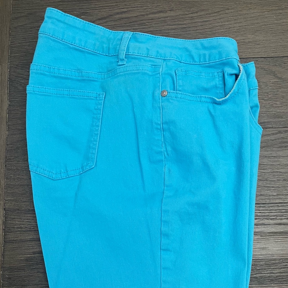 Crown & Ivy Turquoise Crop Pants